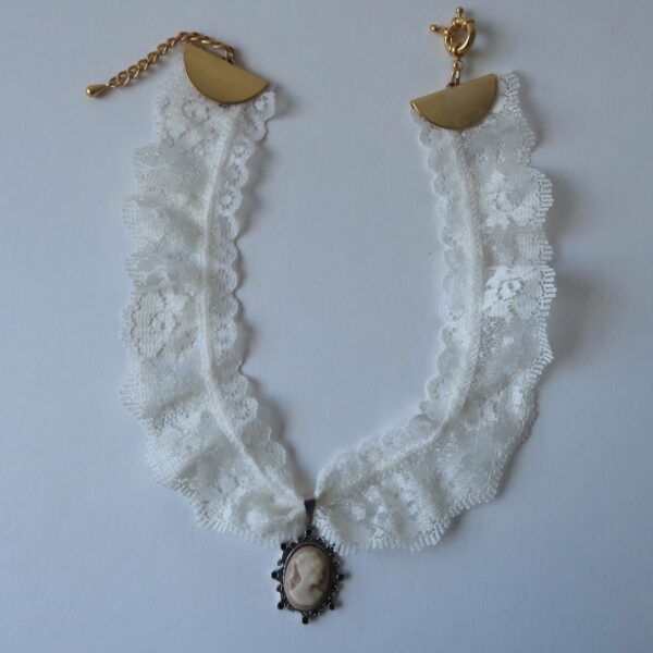 Chocker Lady photo 2